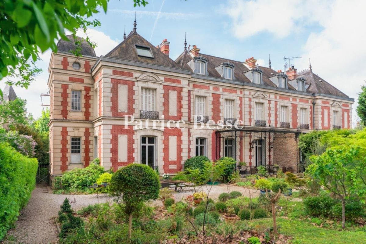 Charming Two-Level Apartment In A Neo-Classical Château With Private Garden 2