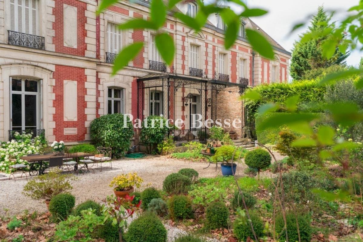 Charming Two-Level Apartment In A Neo-Classical Château With Private Garden 3