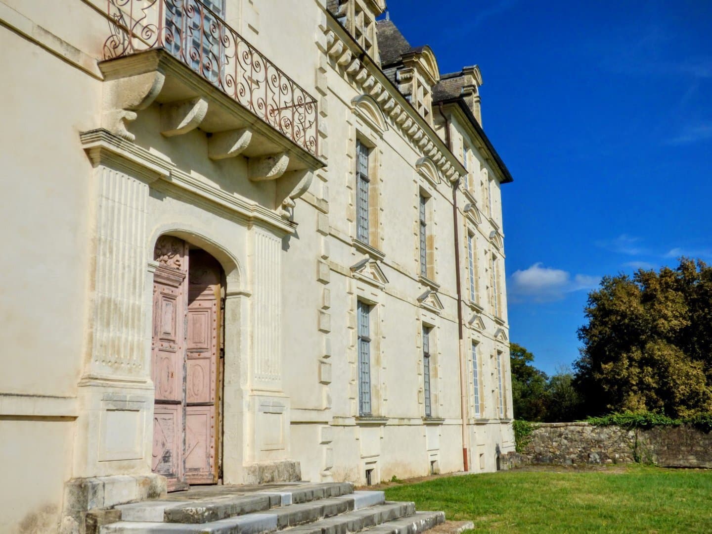 Historic Château With 3000 Sqm Living Space And Unique Potential 3
