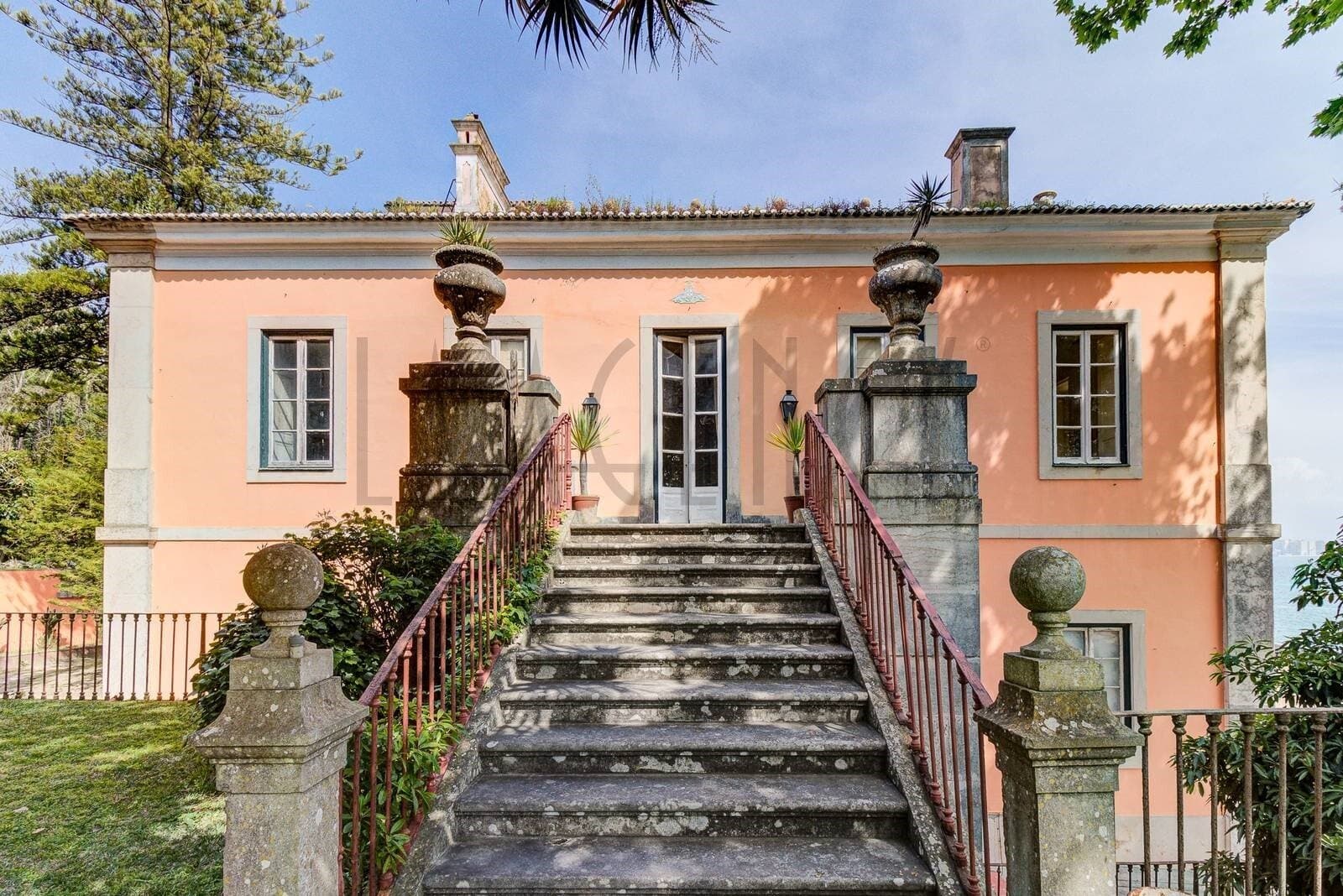 Historic Palace Overlooking The Tagus River — Palace for sale in Portugal