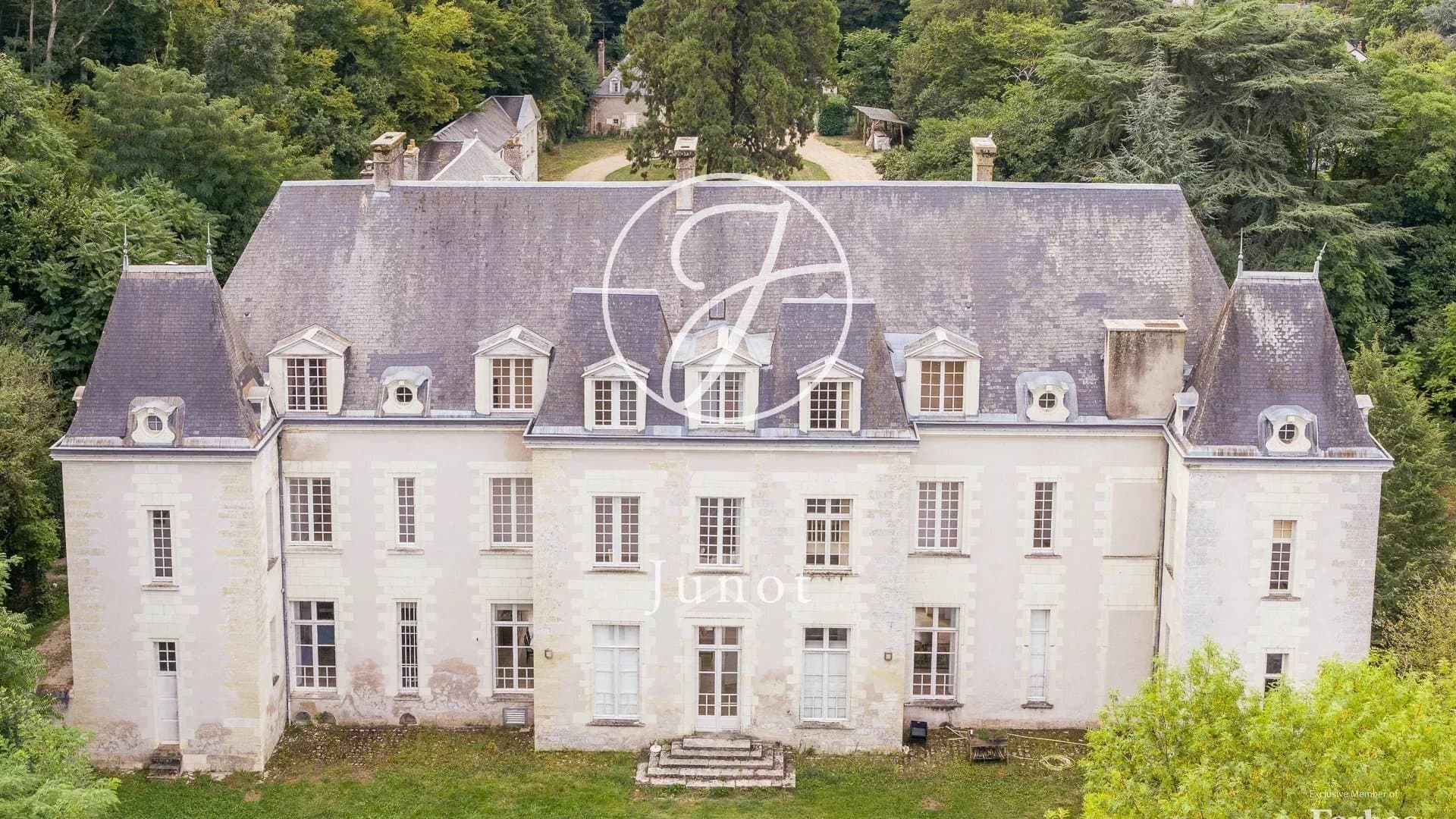 Magnificent 17th Century Château With 10 Bedrooms In Touraine 4
