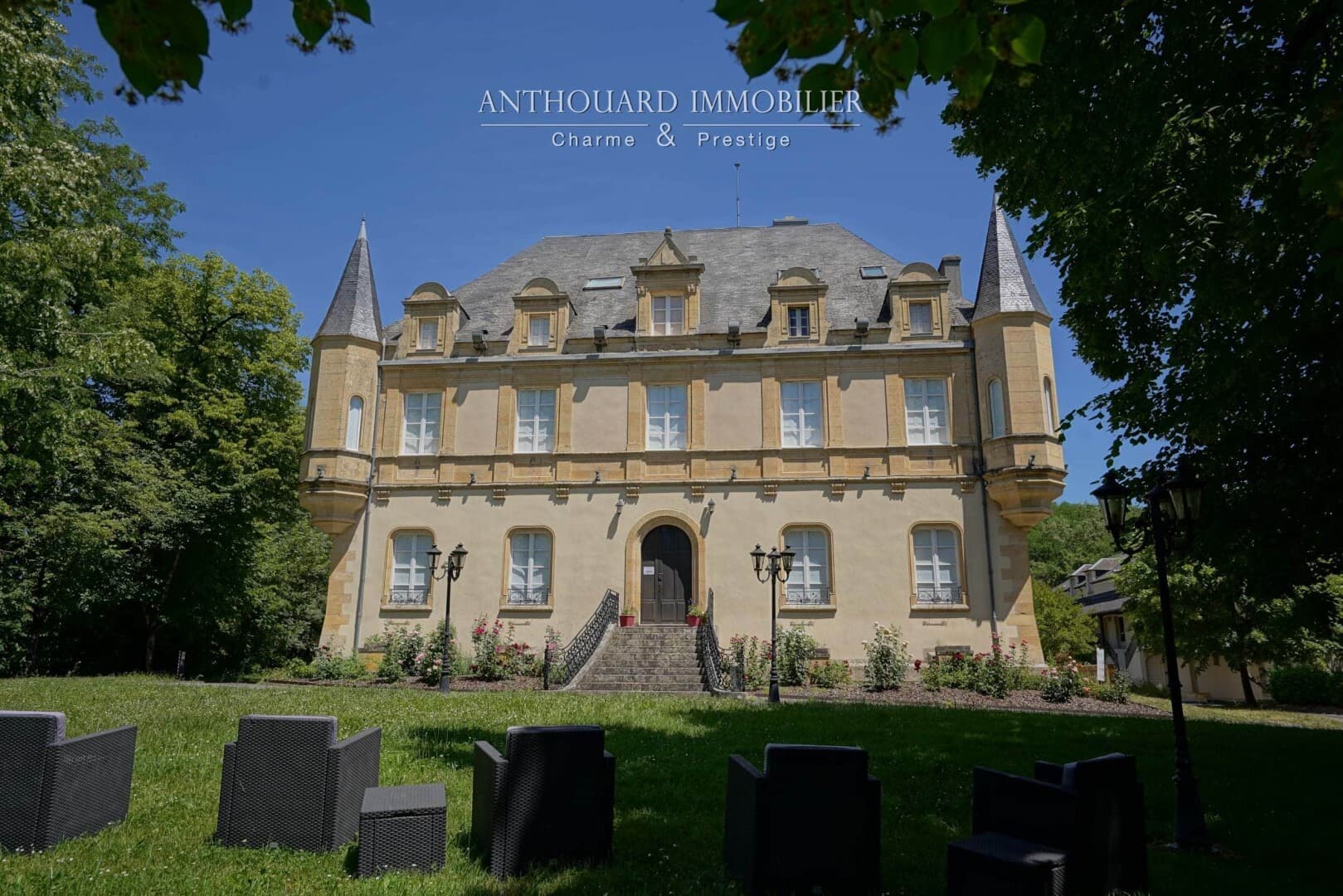 Spacious Castle With 40 Bedrooms And Swimming Pool — in Périgord Noir, France
