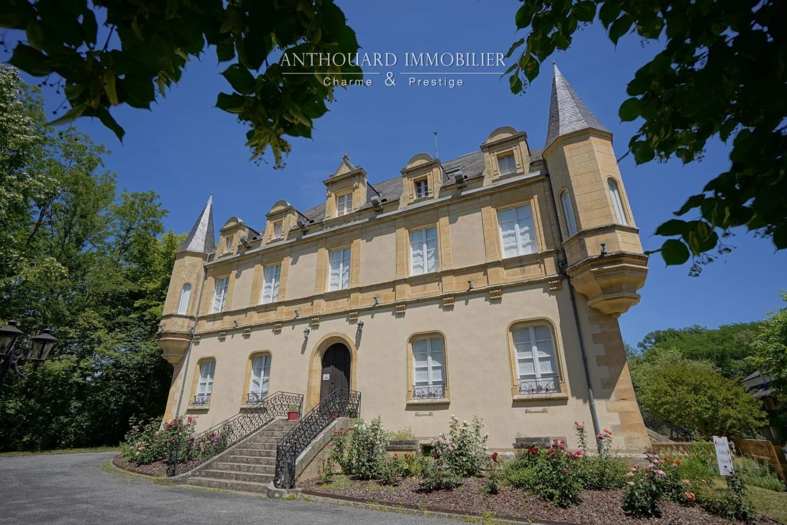 Spacious Castle With 40 Bedrooms And Swimming Pool 2
