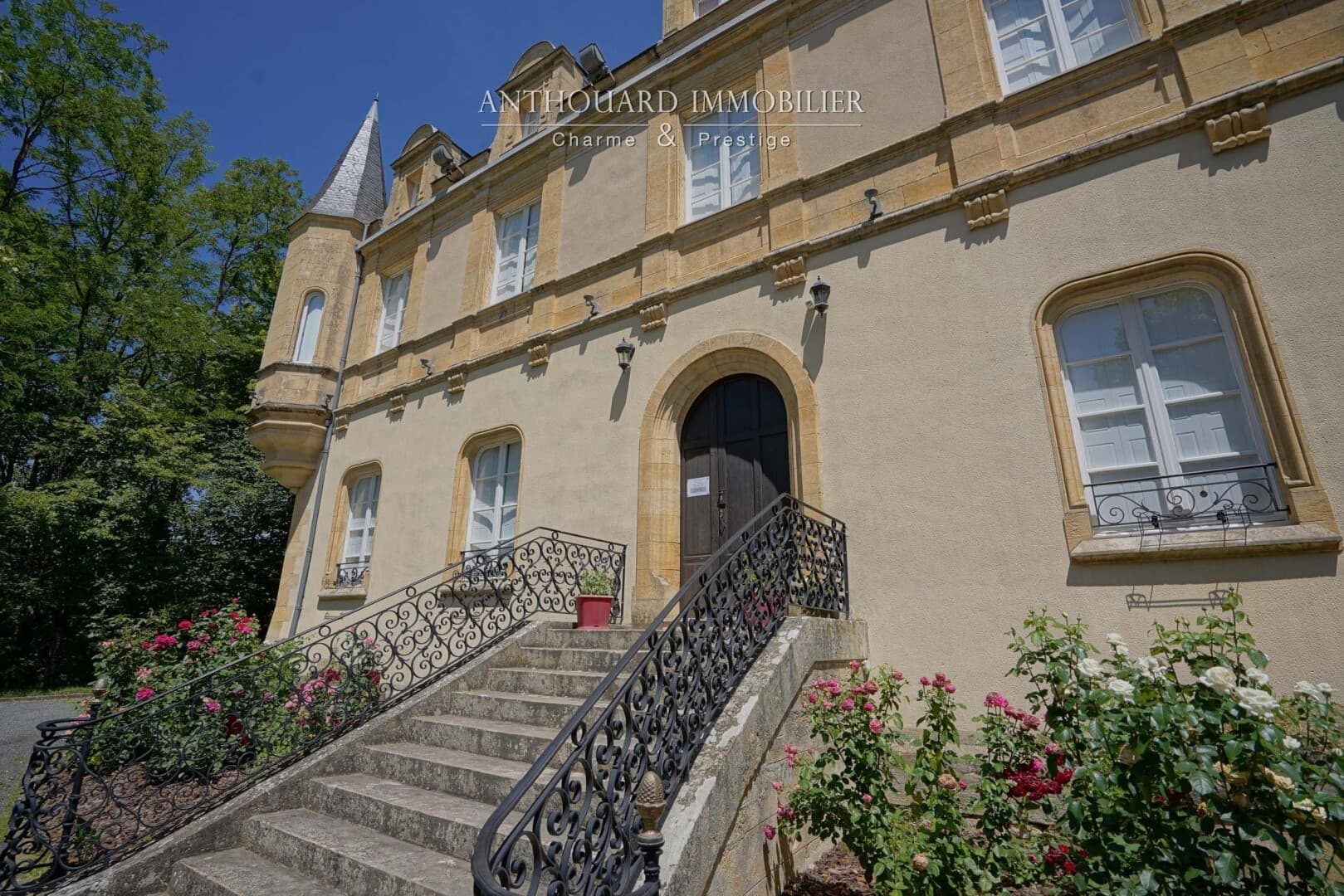 Spacious Castle With 40 Bedrooms And Swimming Pool 3