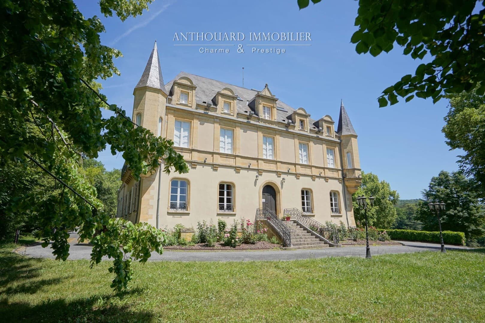 Spacious Castle With 40 Bedrooms And Swimming Pool 5
