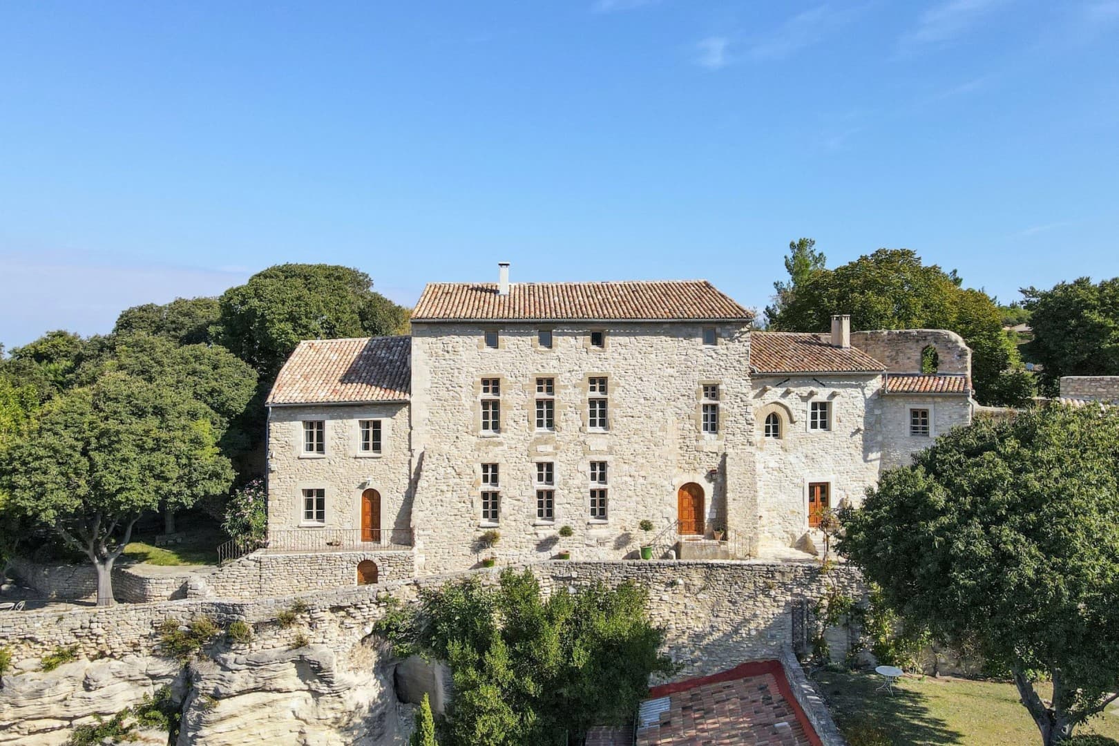 Château Near Isle-Sur-La-Sorgue In Perfect Condition — Château for sale in France