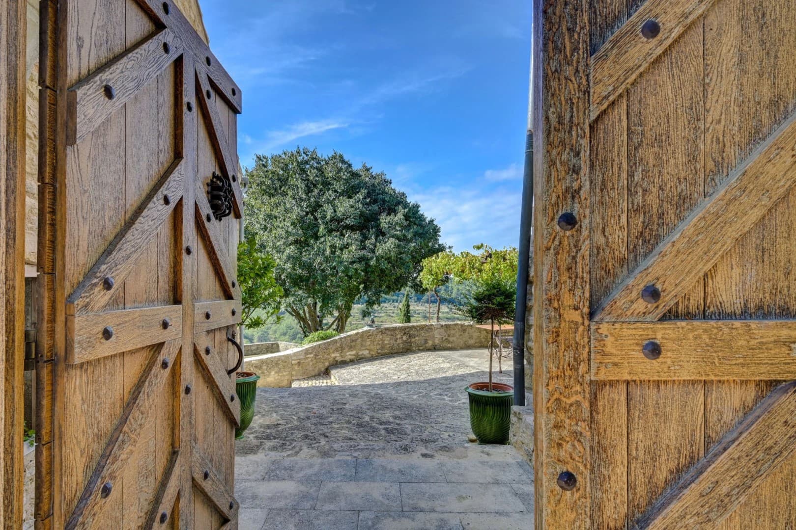 Château Near Isle-Sur-La-Sorgue In Perfect Condition 2