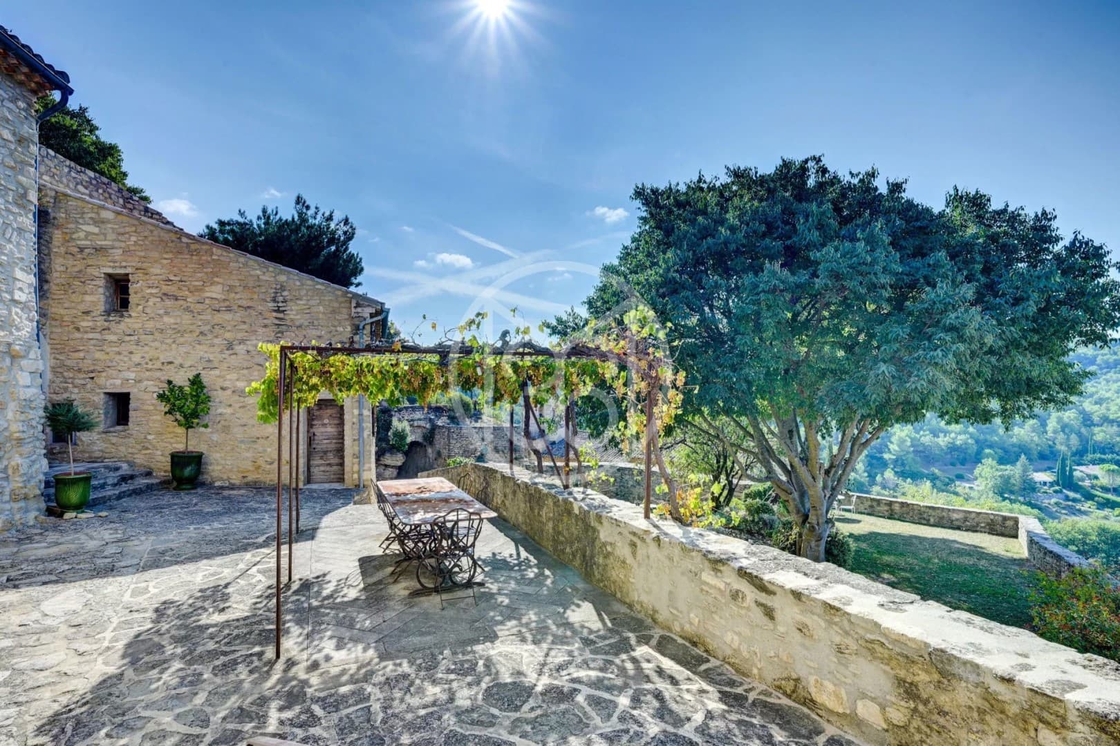 Château Near Isle-Sur-La-Sorgue In Perfect Condition 4