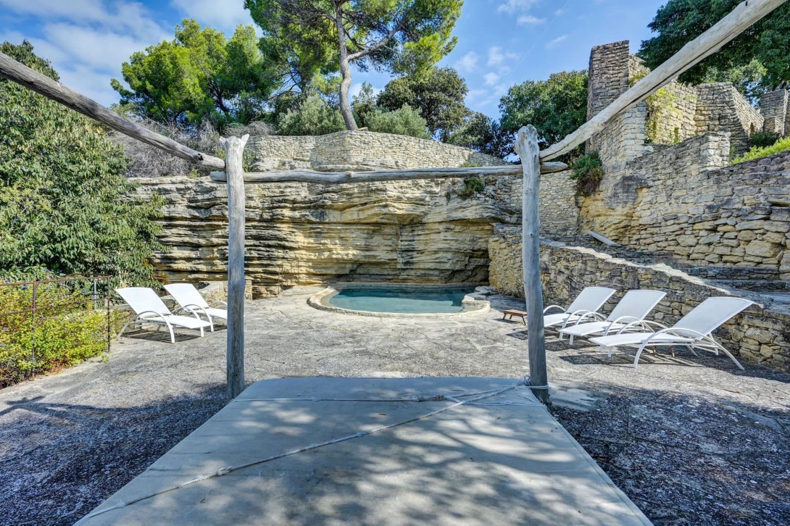 Château Near Isle-Sur-La-Sorgue In Perfect Condition 5