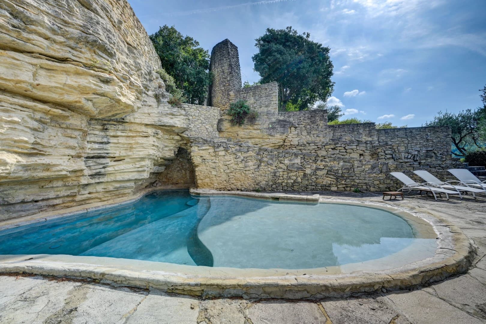 Château Near Isle-Sur-La-Sorgue In Perfect Condition 3