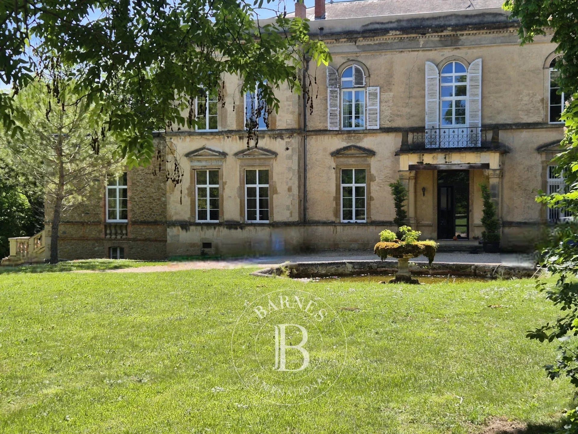 Elegant 17th-19th Century Château With Guesthouse And Scenic Grounds 2