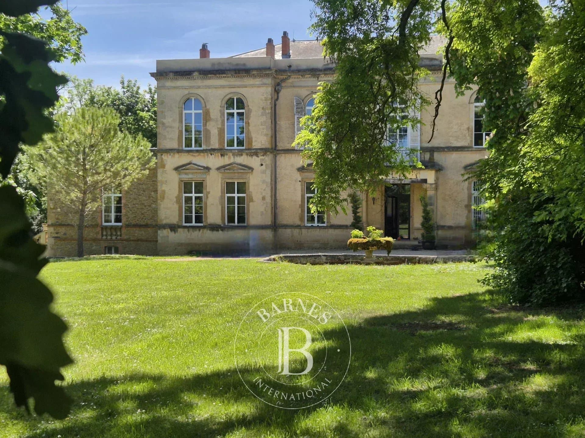 Elegant 17th-19th Century Château With Guesthouse And Scenic Grounds 4