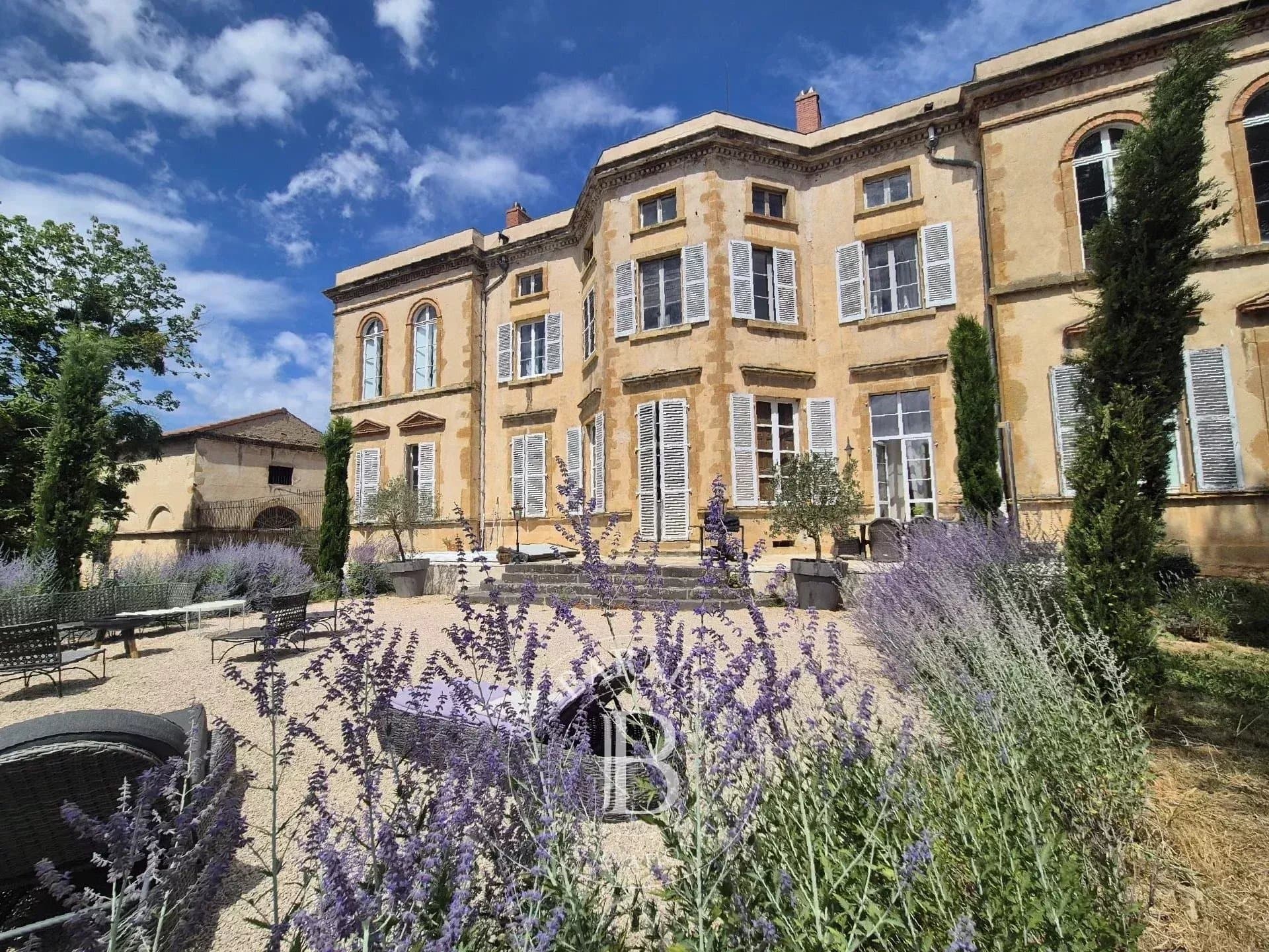 Elegant 17th-19th Century Château With Guesthouse And Scenic Grounds 5