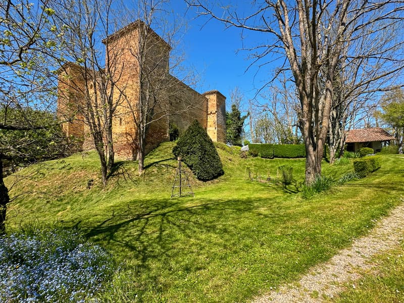 Historic Château d'Espas with Authentic Medieval Architecture 2