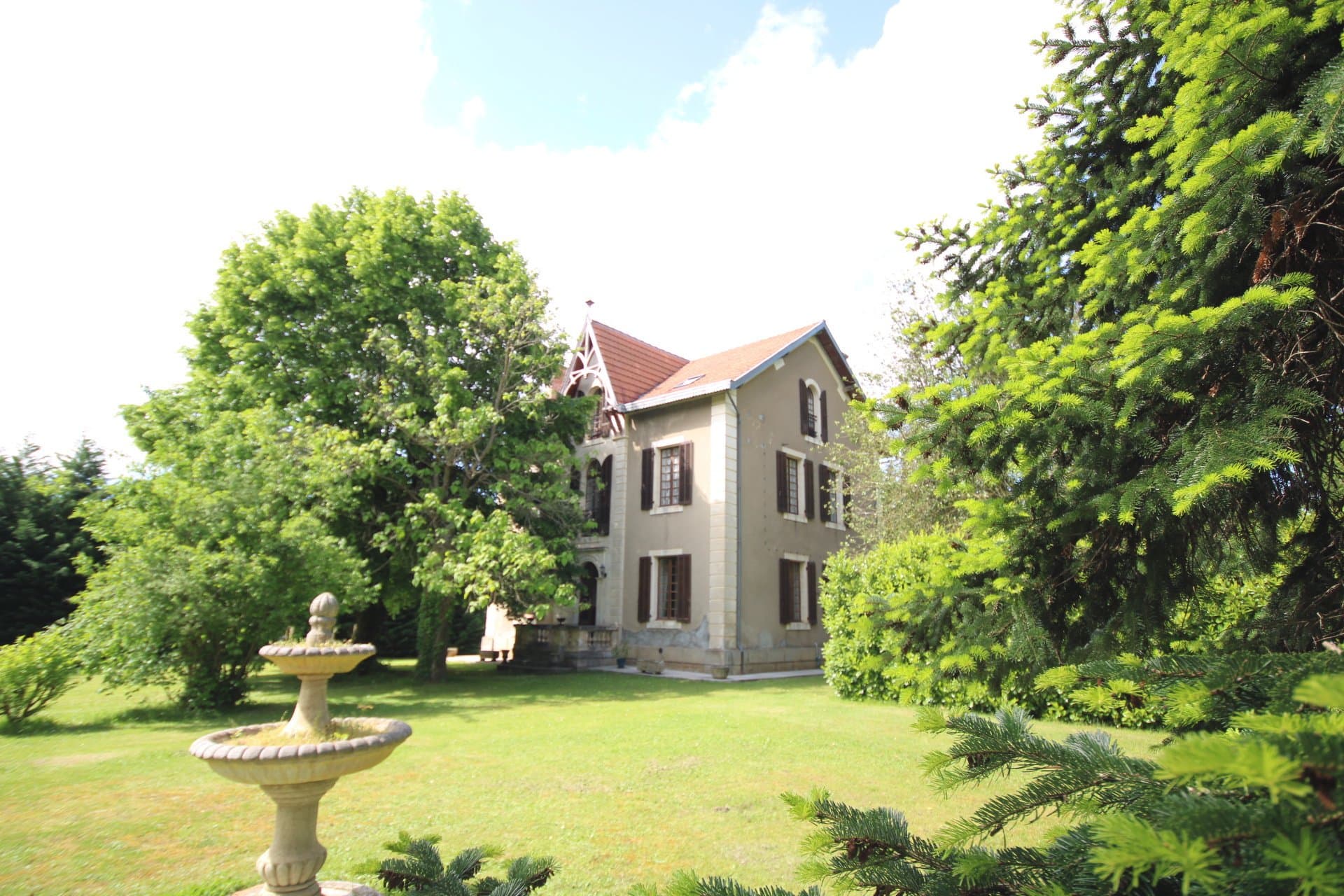 Charming 1890s Manor House With Heated Pool And Mountain Views 3