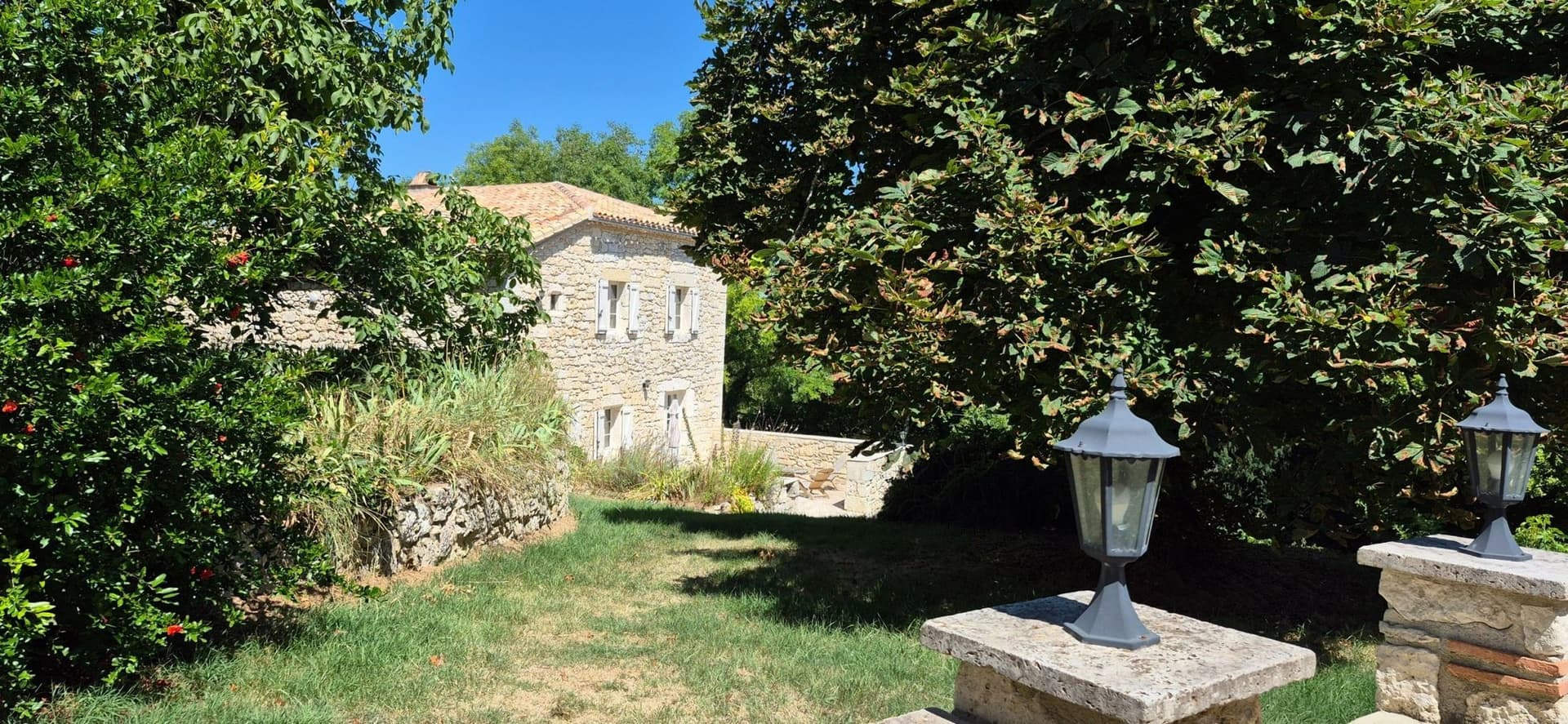 Elegant Fully Restored Manor With Guest House And Expansive Grounds 4