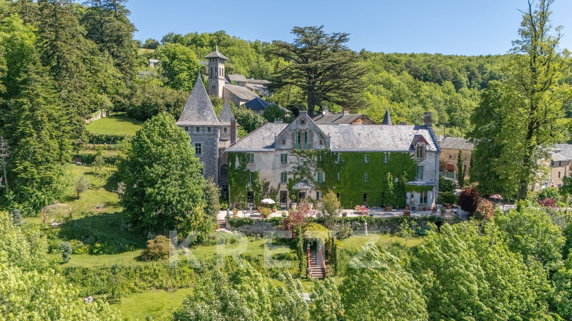Elegant Château with Contemporary Loft Style and Expansive Grounds