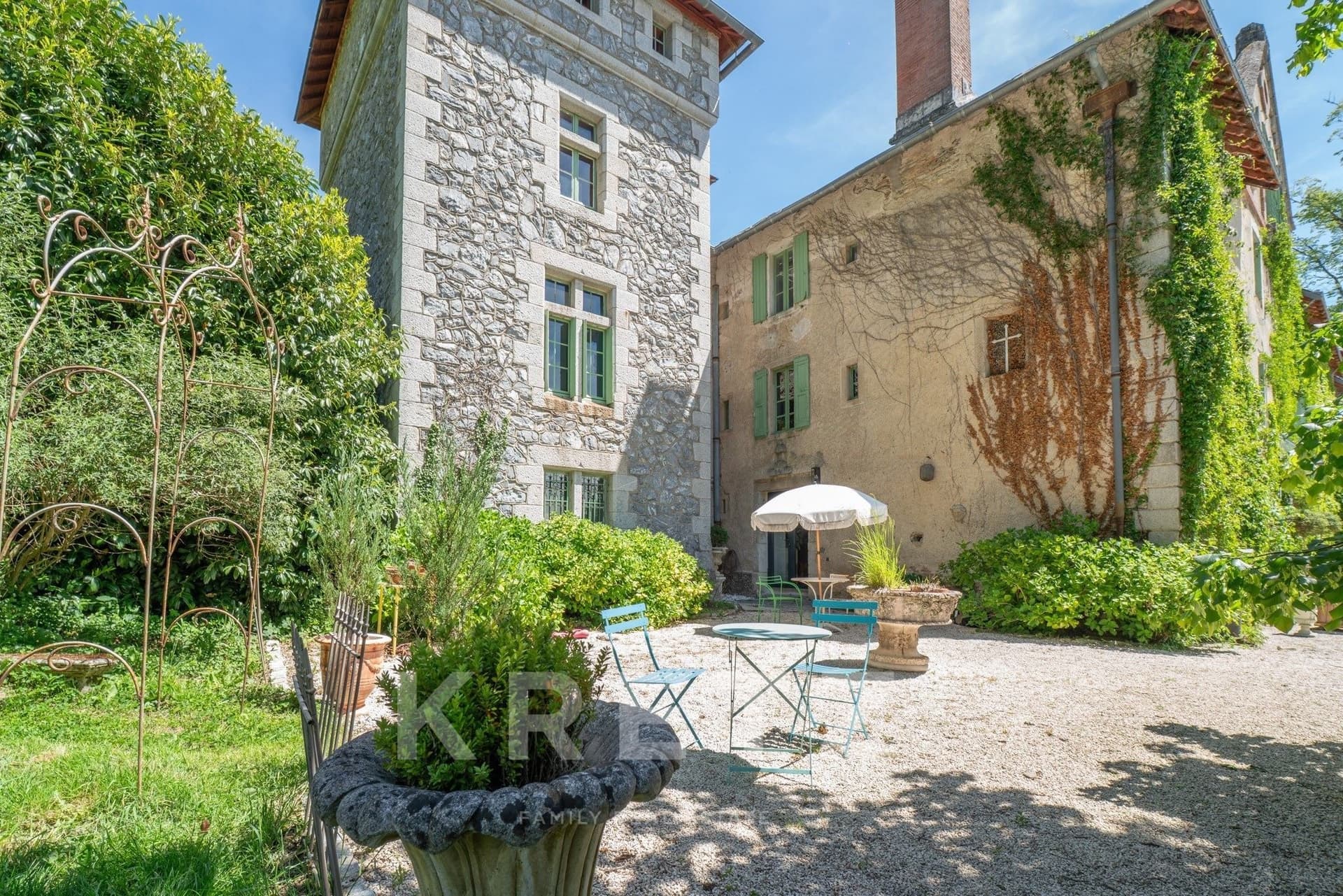 Elegant Château with Contemporary Loft Style and Expansive Grounds 3