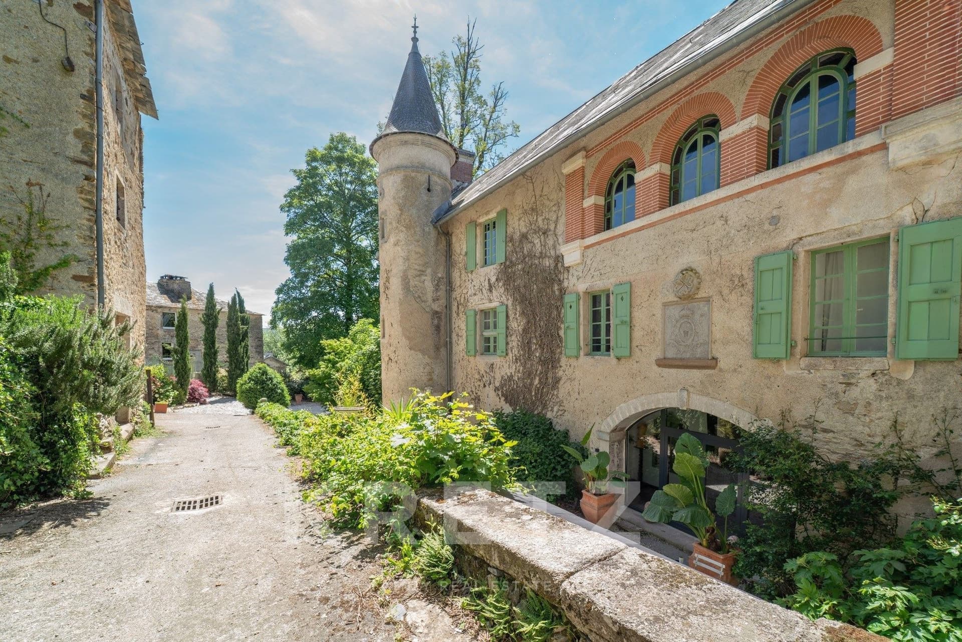 Elegant Château with Contemporary Loft Style and Expansive Grounds 5
