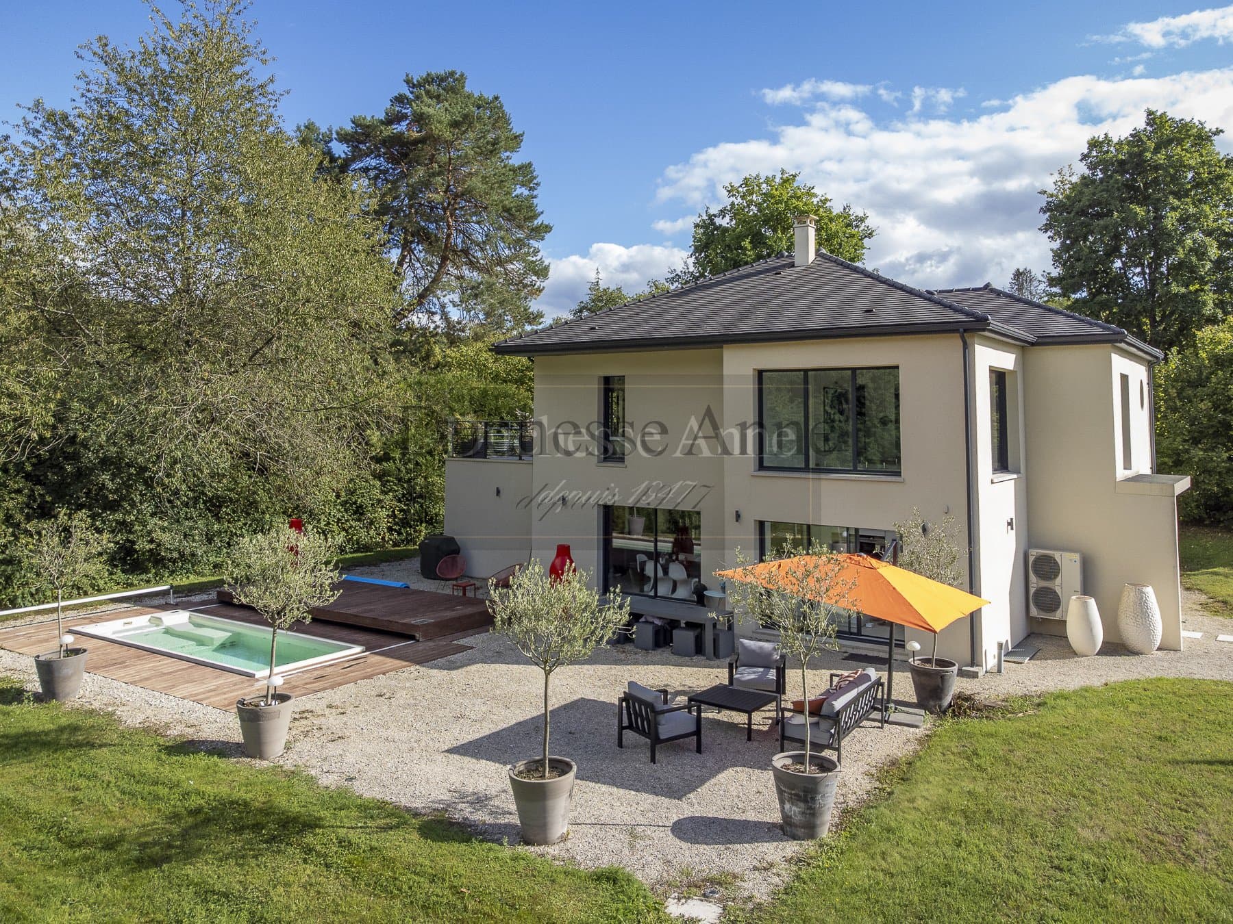 Contemporary House With Heated Pool And Spa Near Montfort-l’Amaury — in Île-de-France, France