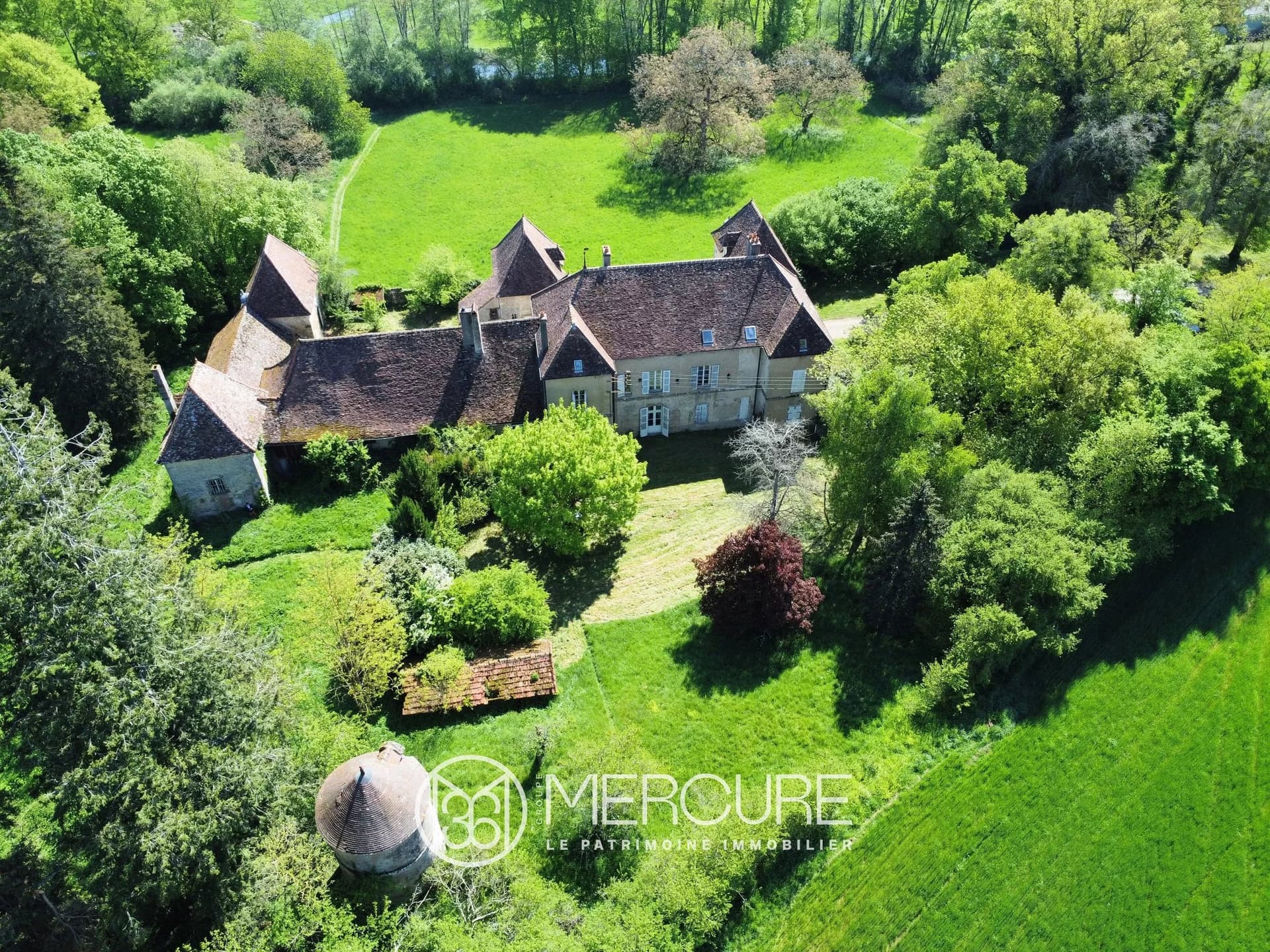 Late 17th Century Château With 10 Bedrooms And 7 Hectares Of Parkland 2