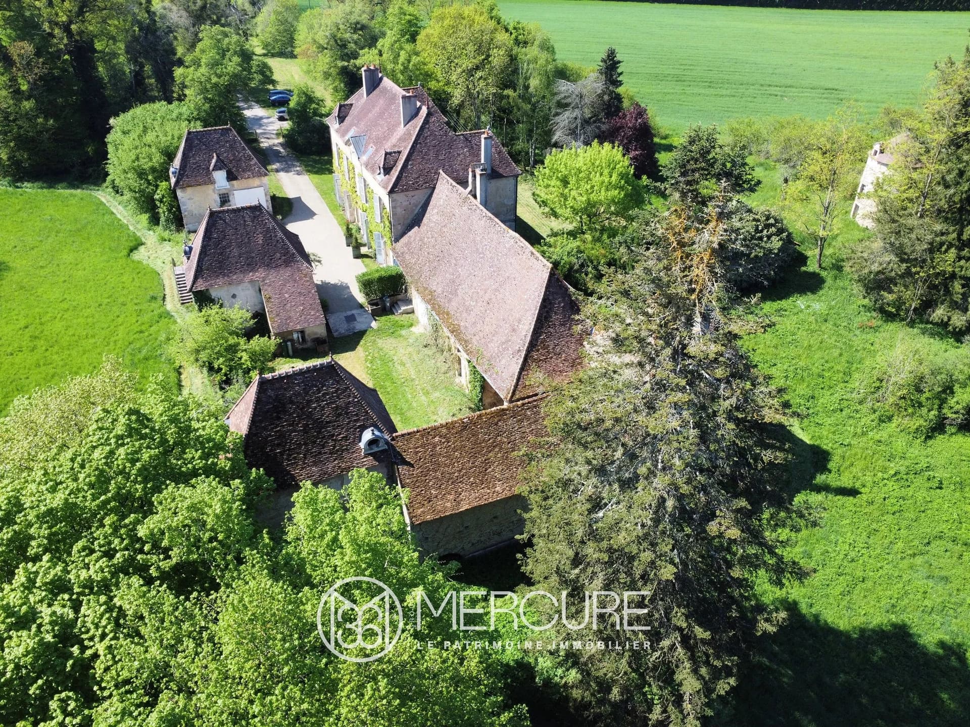 Late 17th Century Château With 10 Bedrooms And 7 Hectares Of Parkland 3