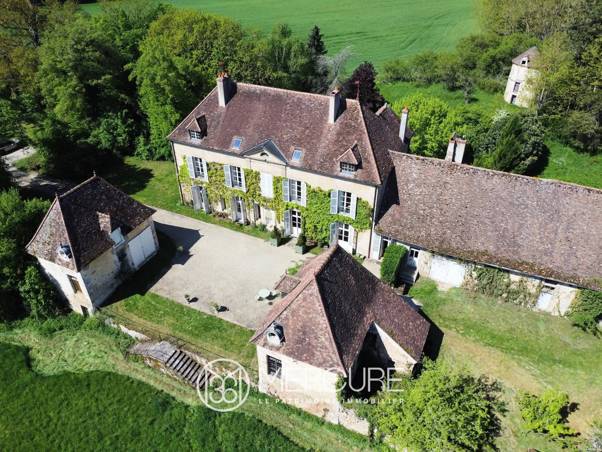 Late 17th Century Château With 10 Bedrooms And 7 Hectares Of Parkland 4