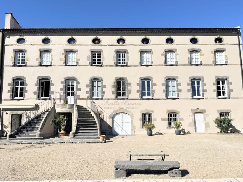 Charming 18th Century Manor House With Swimming Pool — Manor House for sale in Puy-de-Dôme, Auvergne-Rhône-Alpes