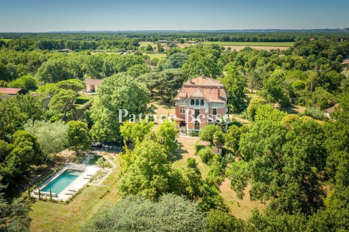 Elegant Manor with Swimming Pool and Historic Trees 2