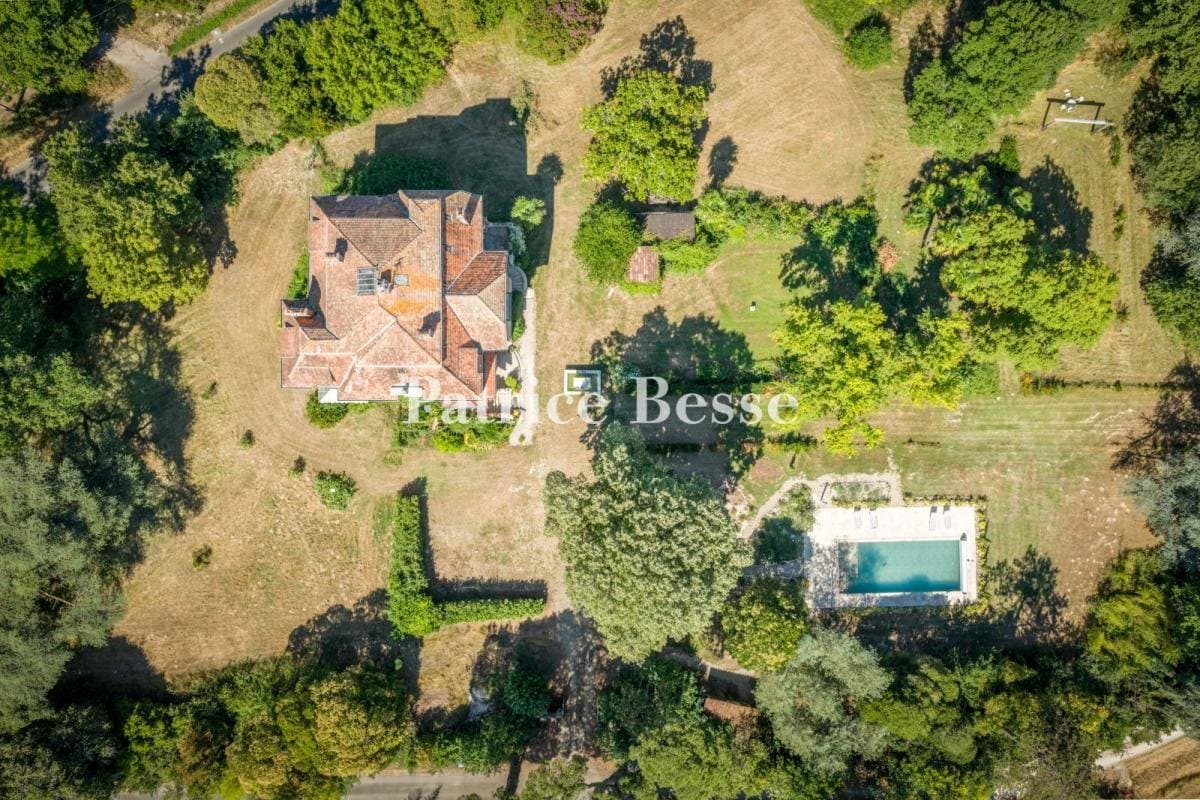 Elegant Manor with Swimming Pool and Historic Trees 3