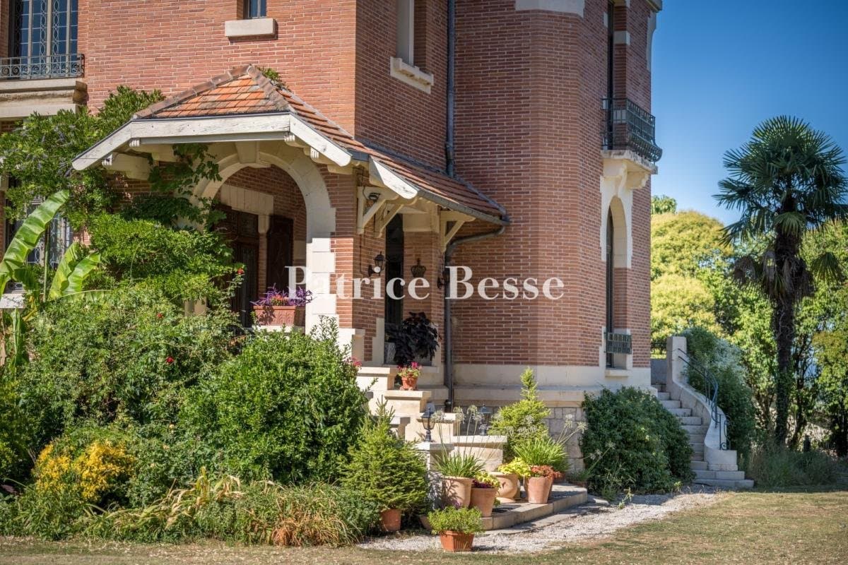 Elegant Manor with Swimming Pool and Historic Trees 5