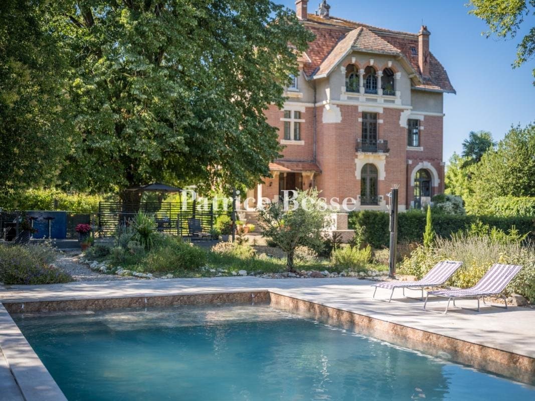 Elegant Manor with Swimming Pool and Historic Trees — in France