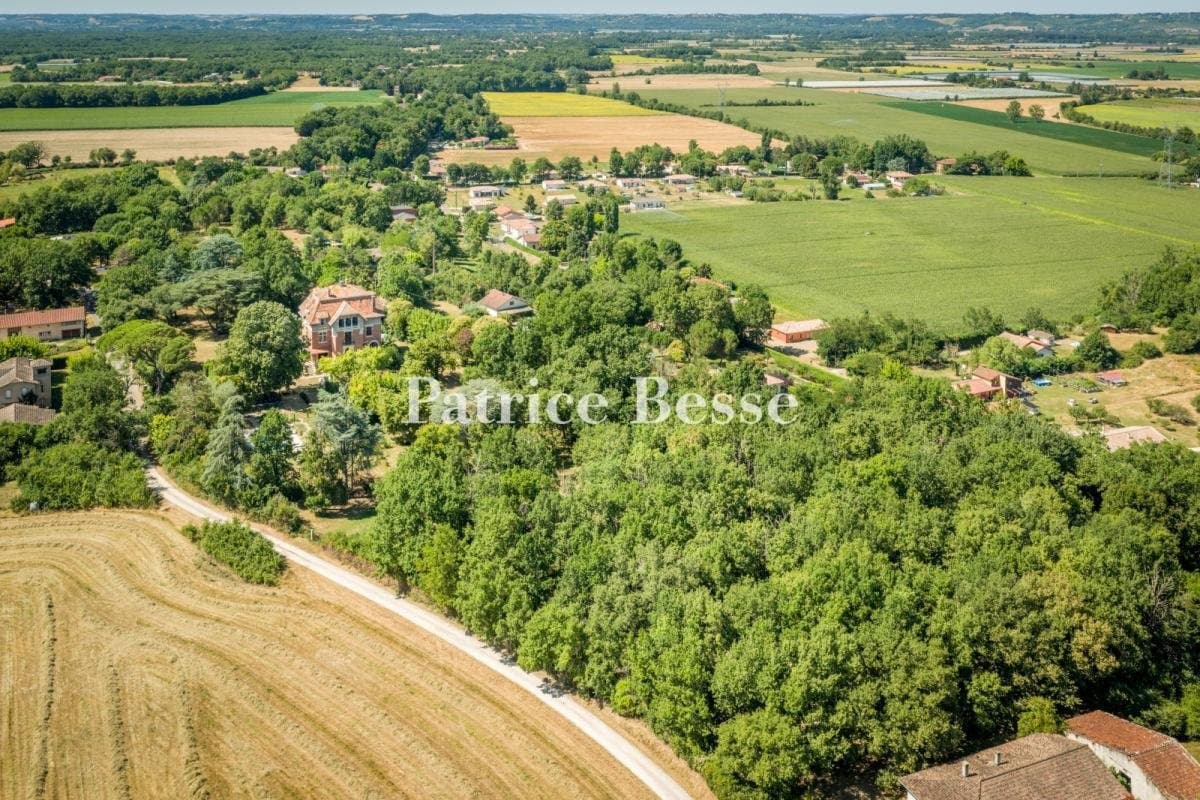 Elegant Manor with Swimming Pool and Historic Trees 4