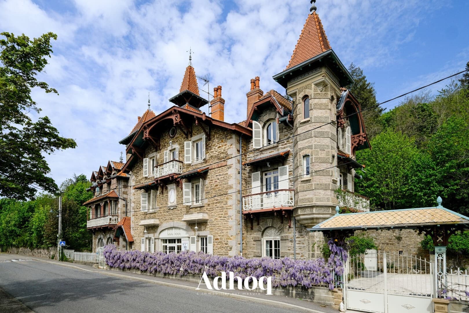 Castle with 12 Bedrooms and 600 Sqm of Living Space — in Rhône, Auvergne-Rhône-Alpes
