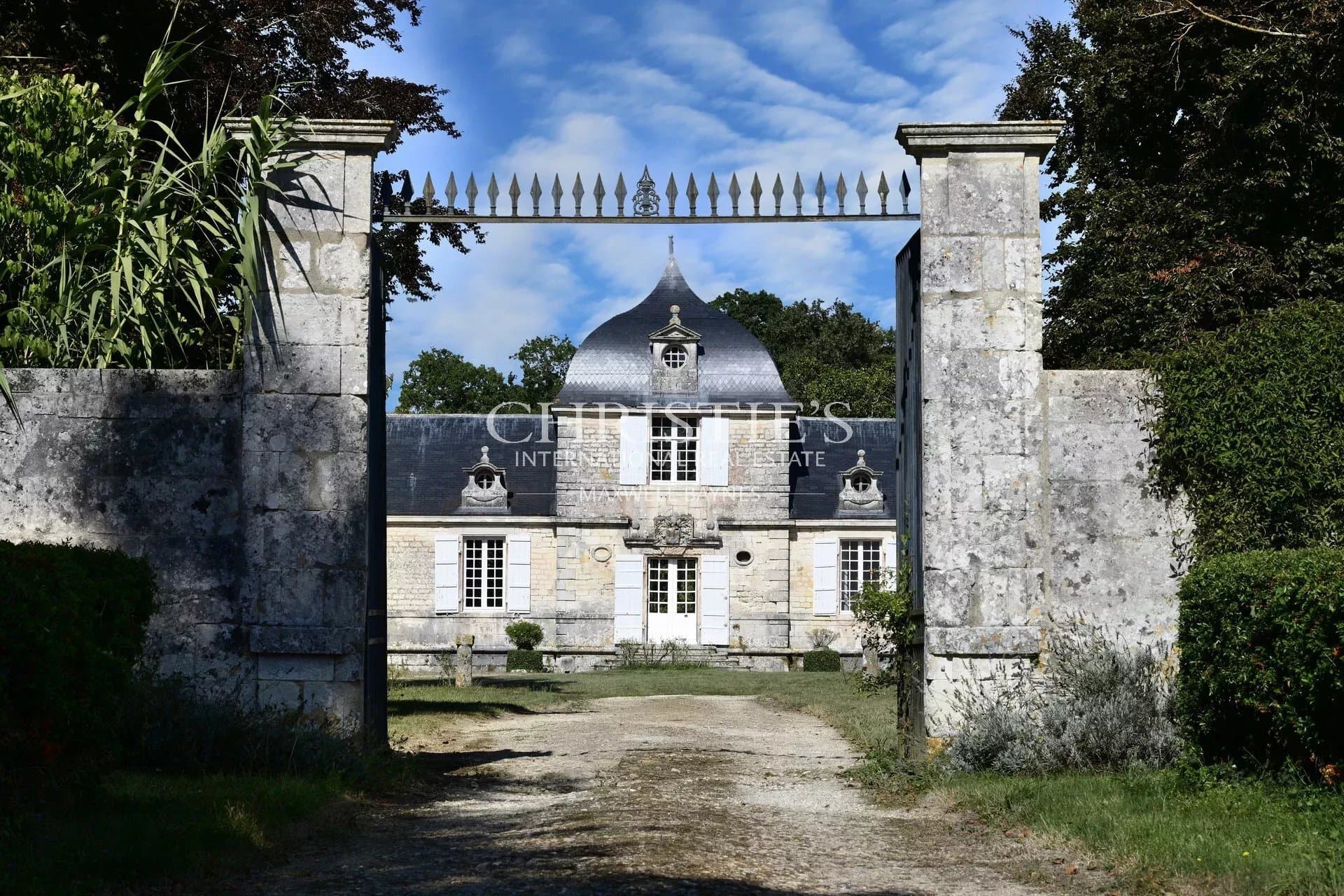 Elegant 17th Century Château With Expansive Grounds 3