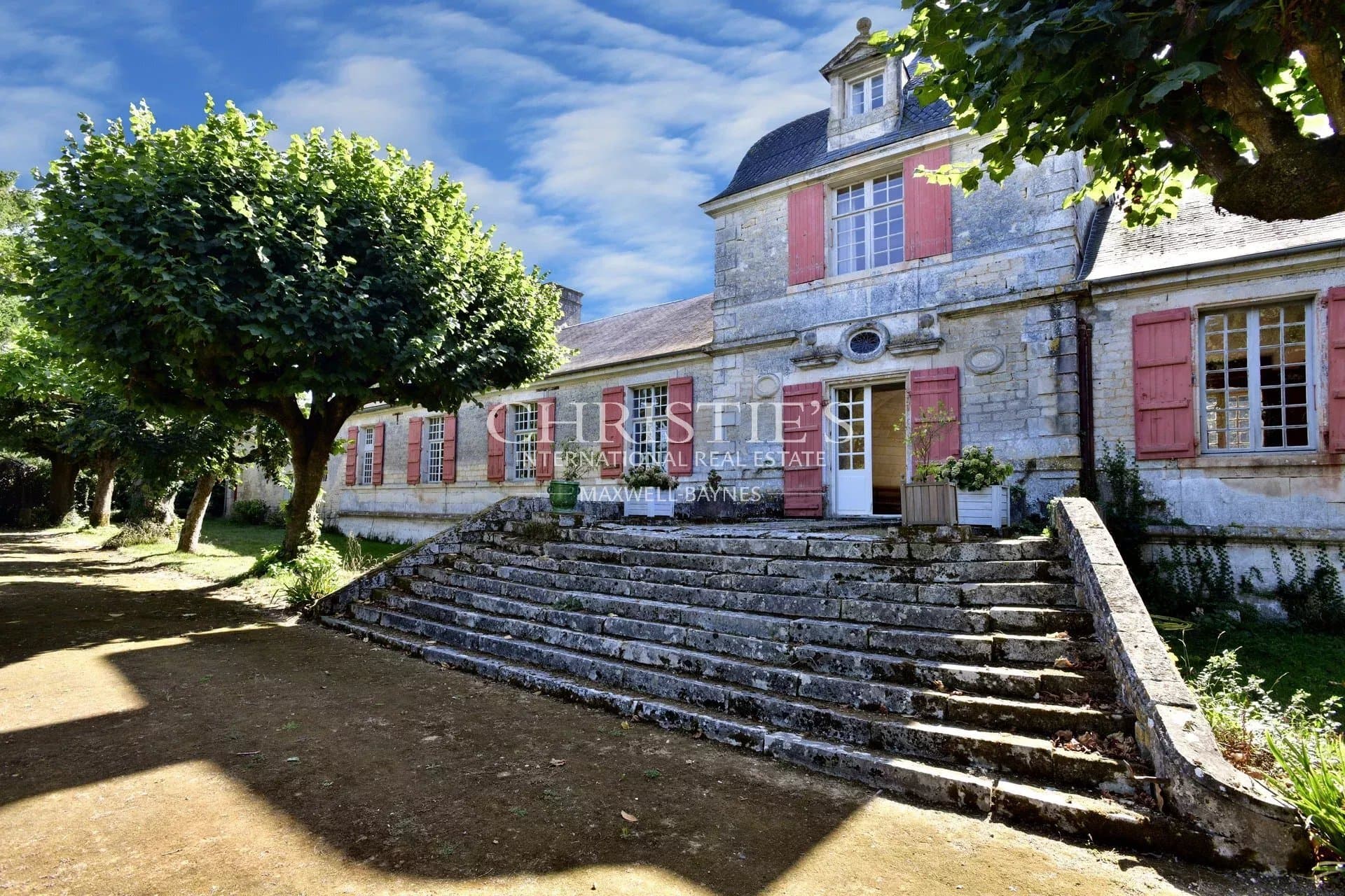 Elegant 17th Century Château With Expansive Grounds 4