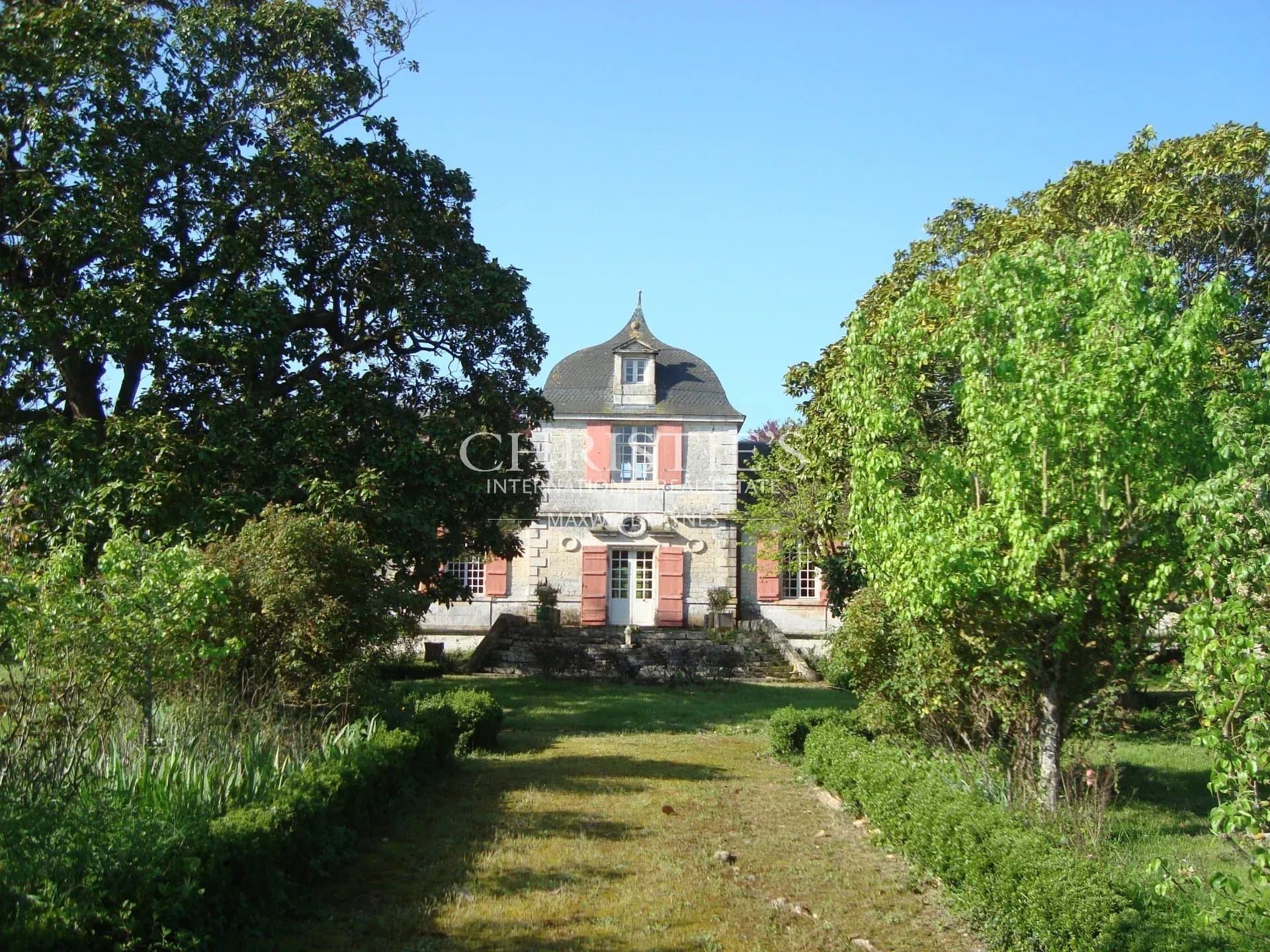 Elegant 17th Century Château With Expansive Grounds 5