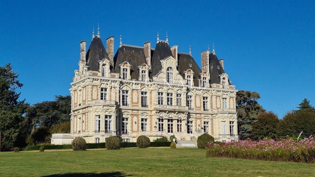 Magnificent 19th Century Château With Extensive Grounds And Equestrian Facilities 3