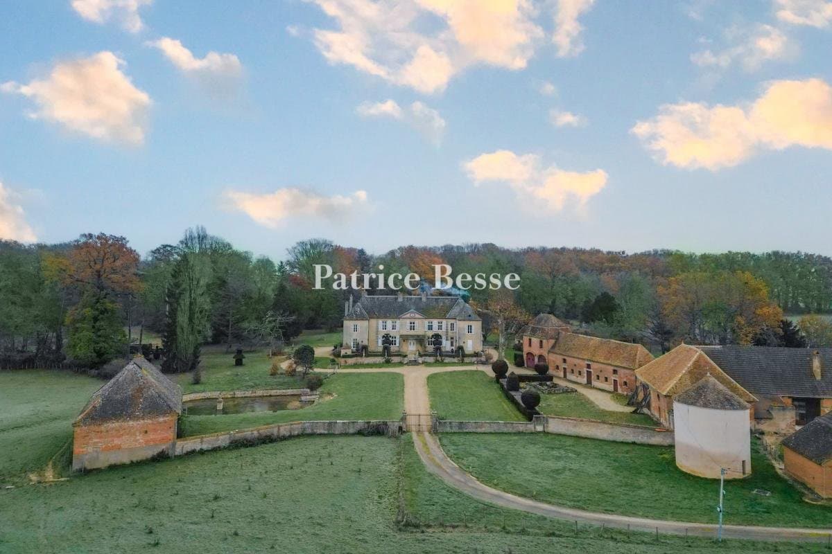 18th Century Château Surrounded By Lush Parklands And Topiary 3