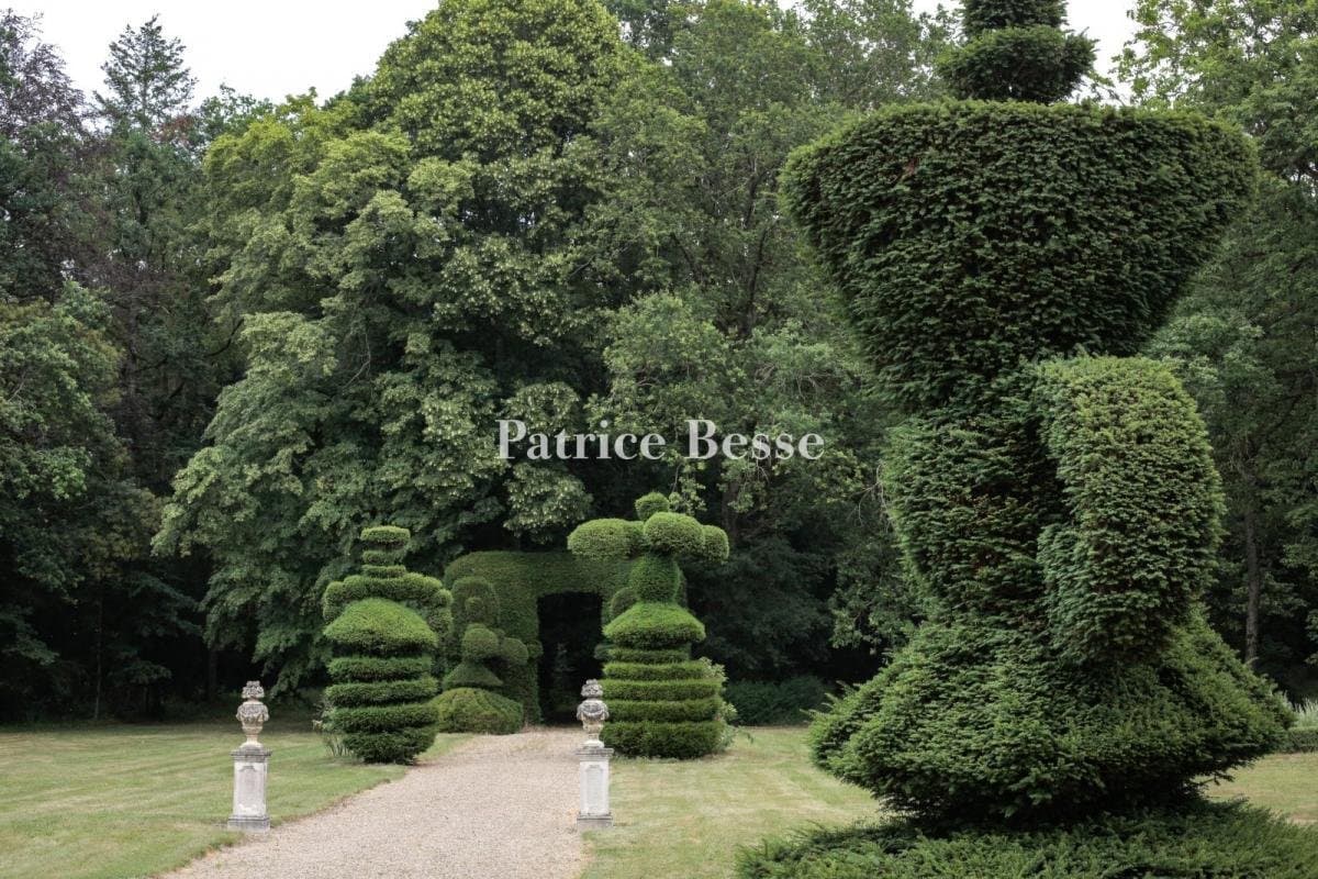 18th Century Château Surrounded By Lush Parklands And Topiary 4