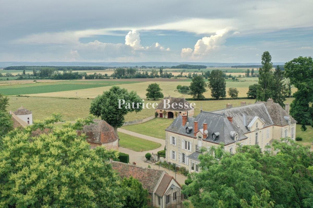 18th Century Château Surrounded By Lush Parklands And Topiary 5