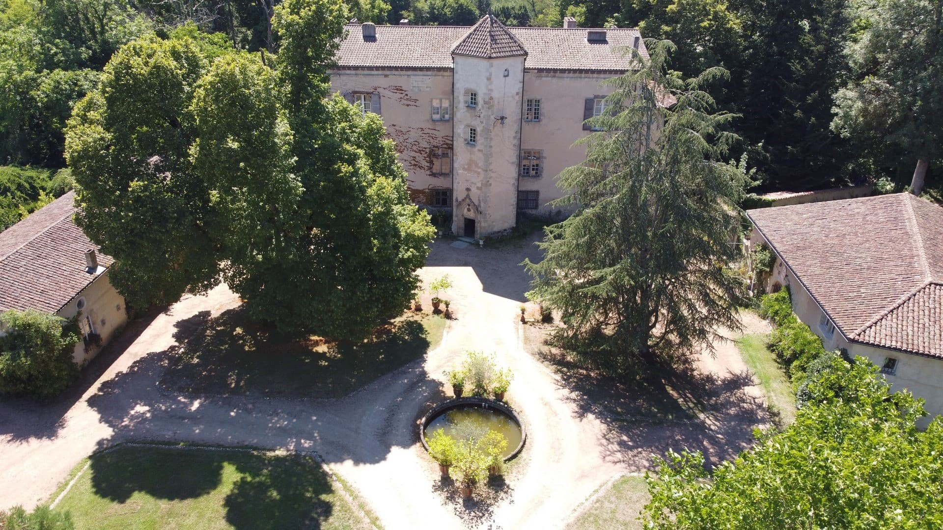 Spacious Castle With 11 Bedrooms And Swimming Pool 2