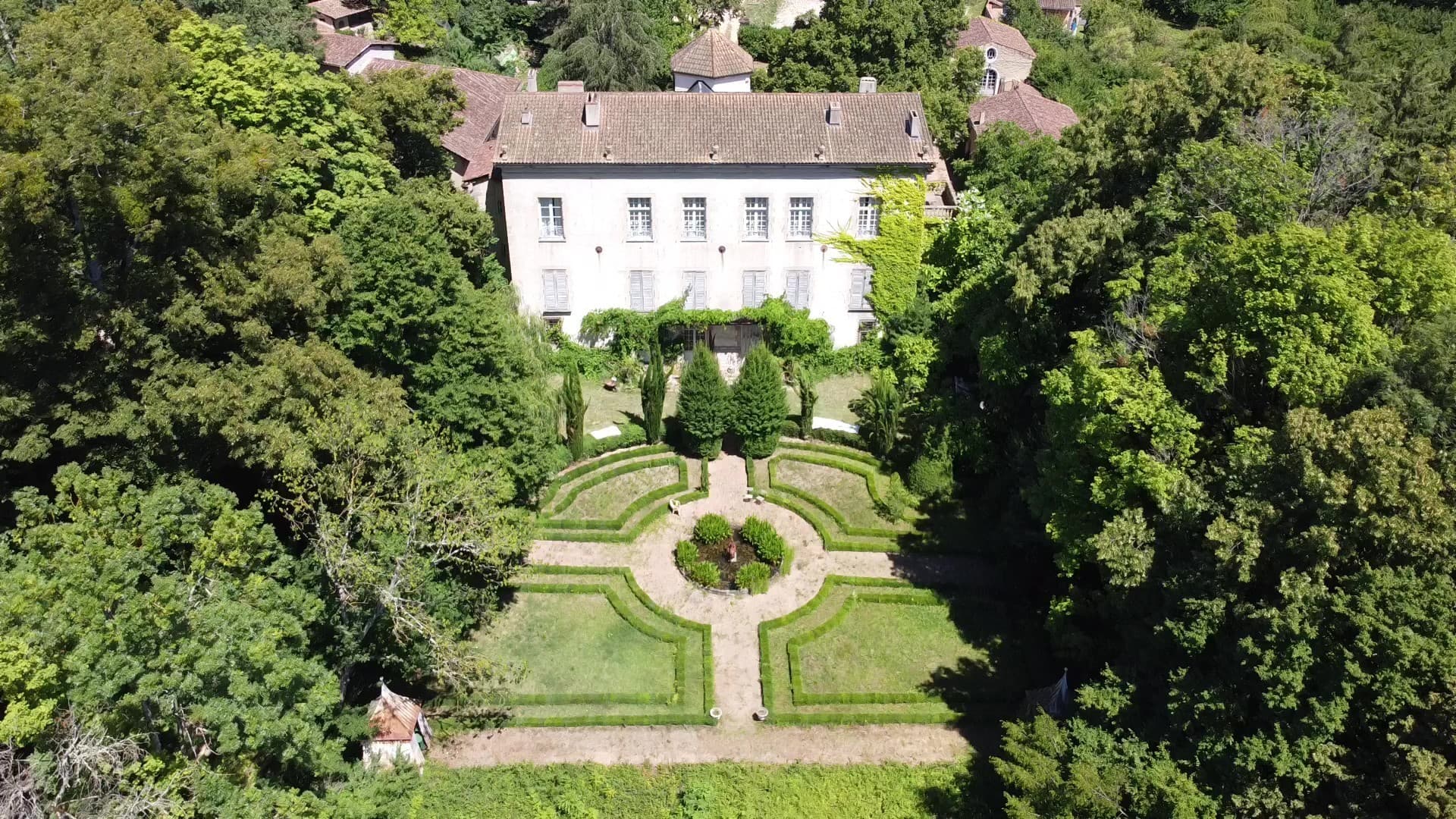 Spacious Castle With 11 Bedrooms And Swimming Pool 3