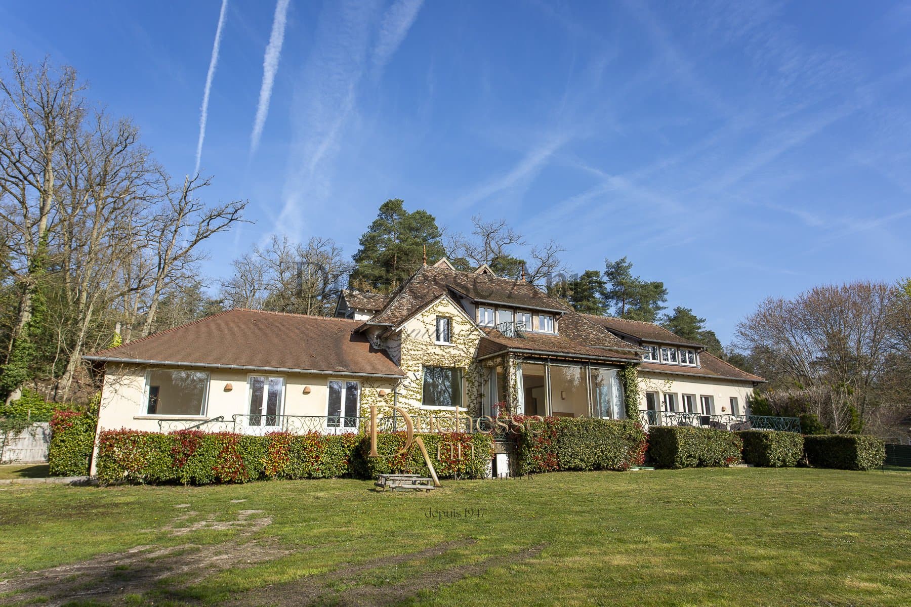 Elegant Character Property with Tennis Court and Ponds — in Île-de-France, France