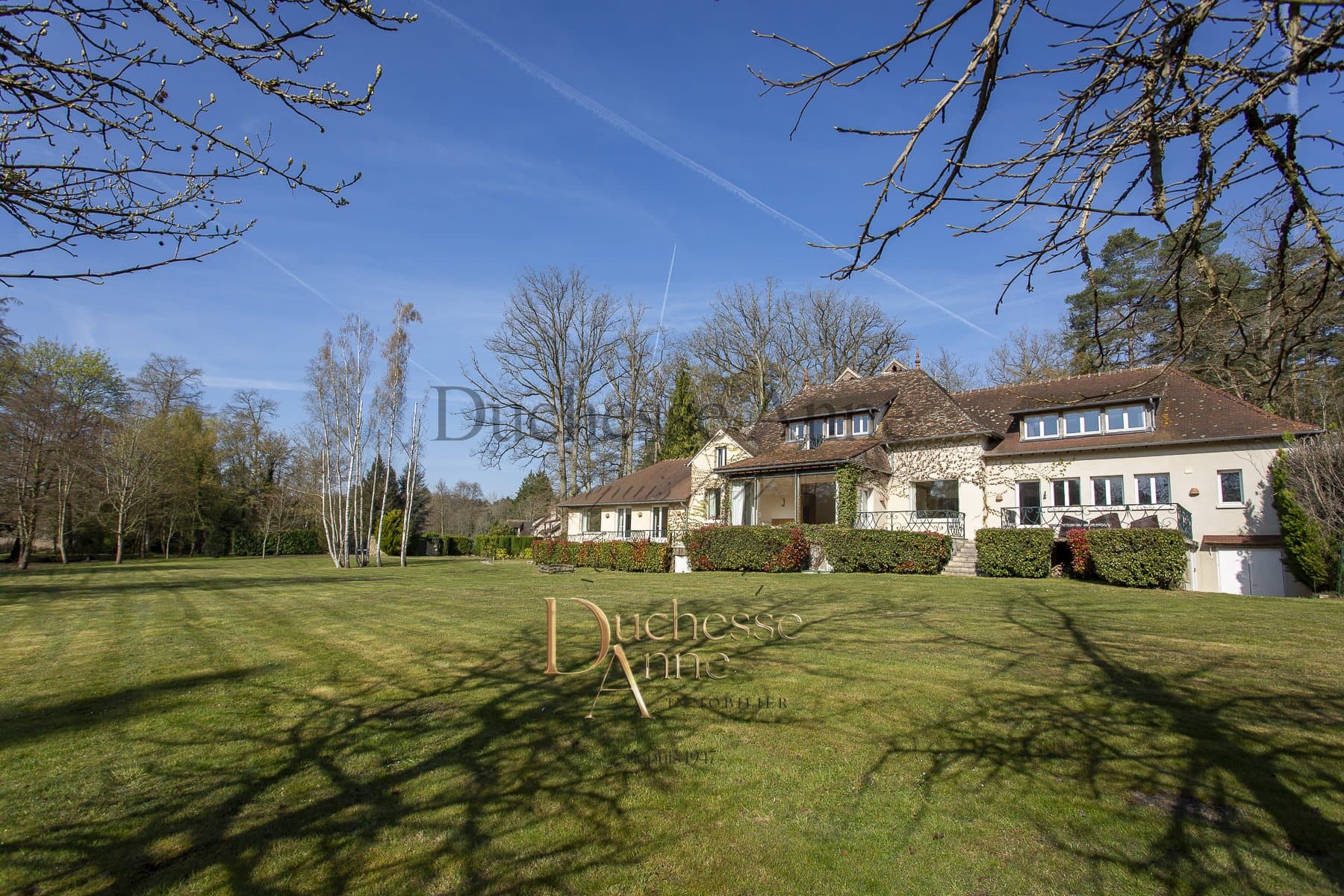 Elegant Character Property with Tennis Court and Ponds 5