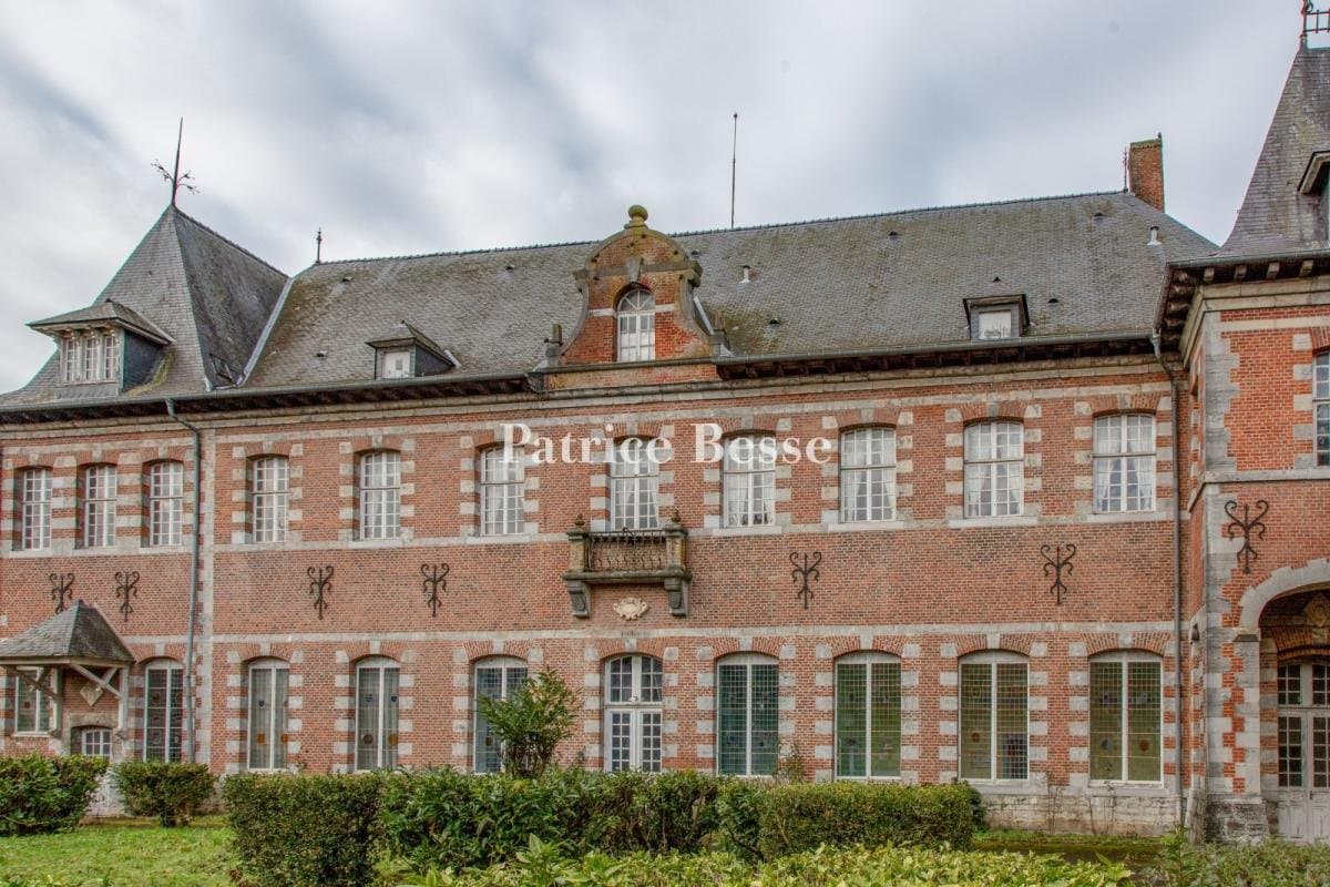 Historic Mansion With 20th Century Extension In The Heart Of A Small Town — in Hauts-de-France, France