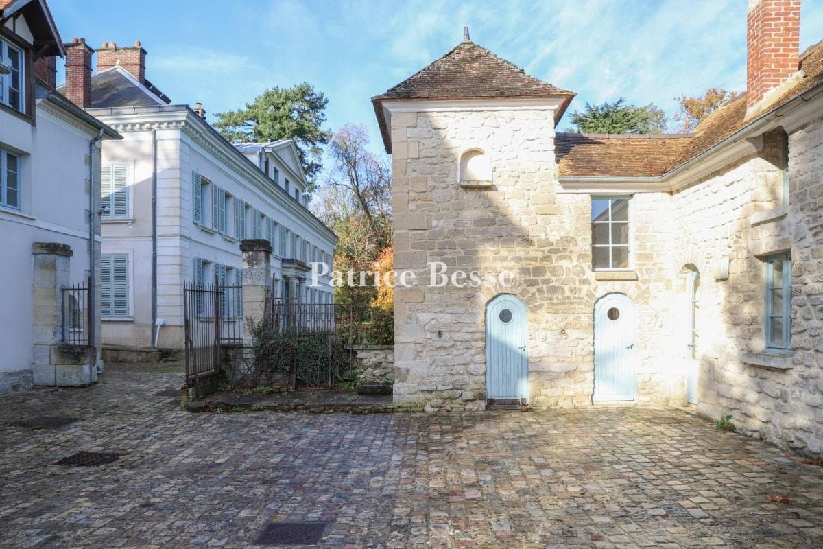 Neo-Palladian Château Set Within 9 Hectares of Lush Lawns and Woods 4