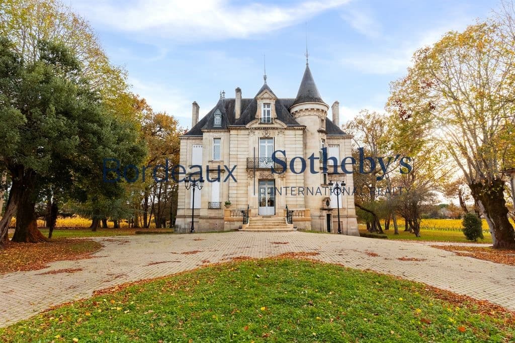 Magnificent Château With Vineyards Near Bordeaux — Château for sale in France