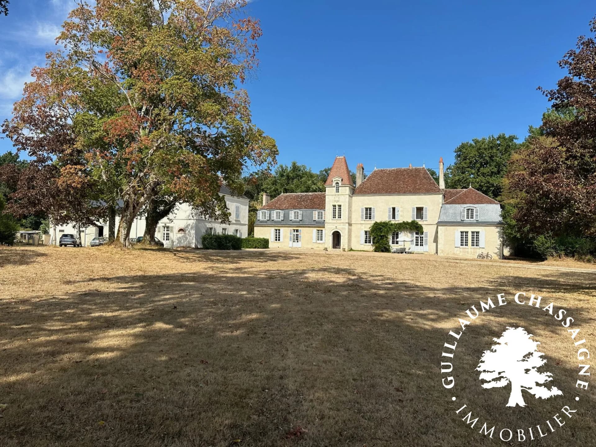 Château in a 36-Hectare Park with 8 Bedrooms 2
