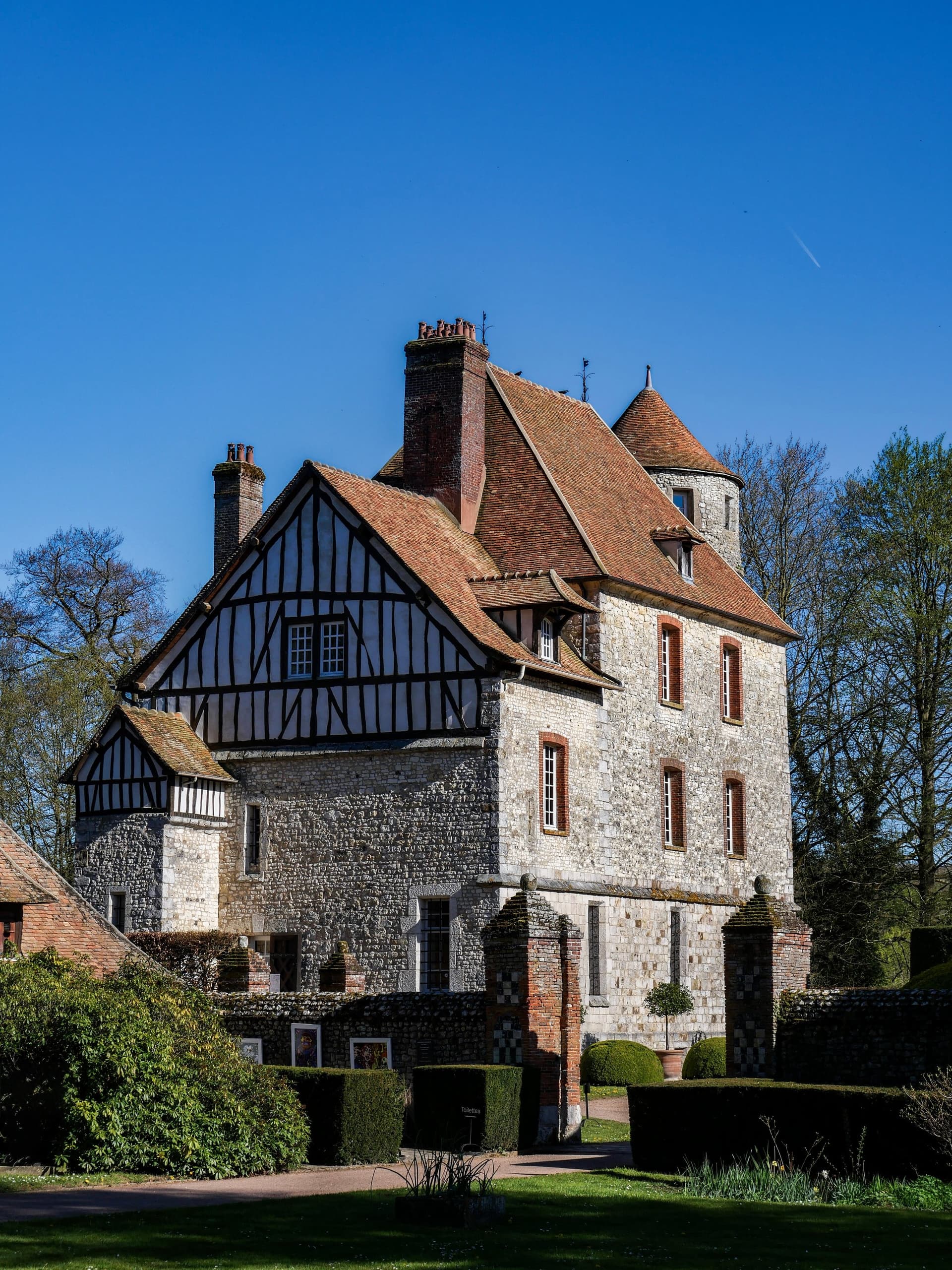 Medieval Château With 6 Independent Houses And 13 Hectares In Normandy — Château for sale in Normandy, France